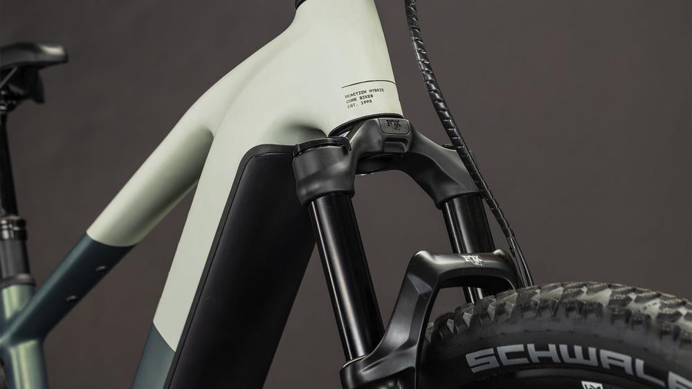 CUBE Reaction Hybrid 2026 – Nahaufnahme Fox Gabel und Schwalbe Reifen