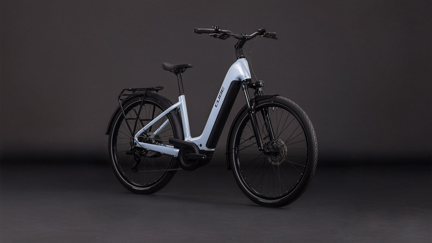 Produktbild: Cube Touring Hybrid ONE 600 glacier´n´reflex, Schrägansicht (schwarzer Hintergrund)
