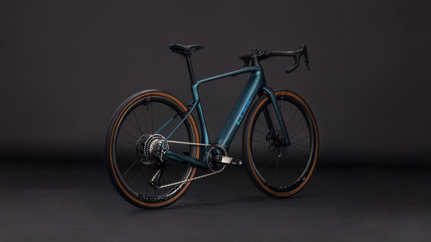 Produktbild: Cube Nuroad Hybrid C:62 SLT 400X royalgreen´n´crisscross, Schrägansicht (schwarzer Hintergrund)