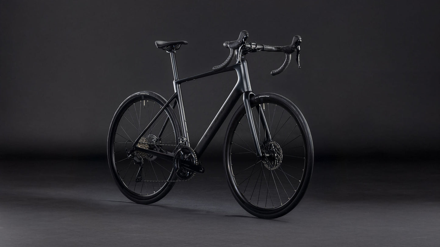Produktbild: Cube Attain C:62 Race blackline, Schrägansicht (schwarzer Hintergrund)