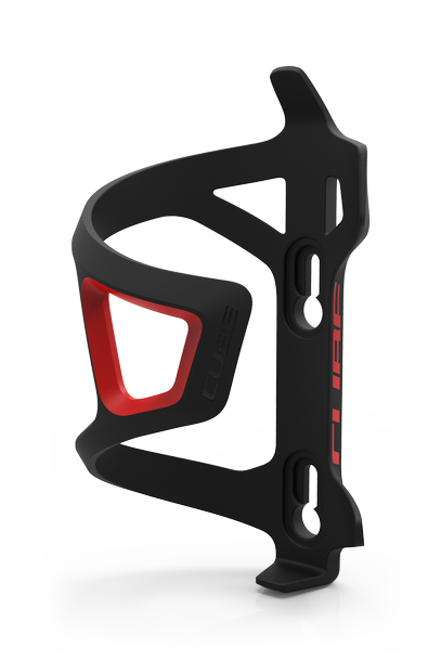 Der Cube Flaschenhalter HPP Sidecage ist ein schwarz-roter Fahrradflaschenhalter mit geometrischem Design und rotem Cube-Branding - ideal für E-Bikes als seitlicher Flaschenhalter, isoliert auf weiß dargestellt.