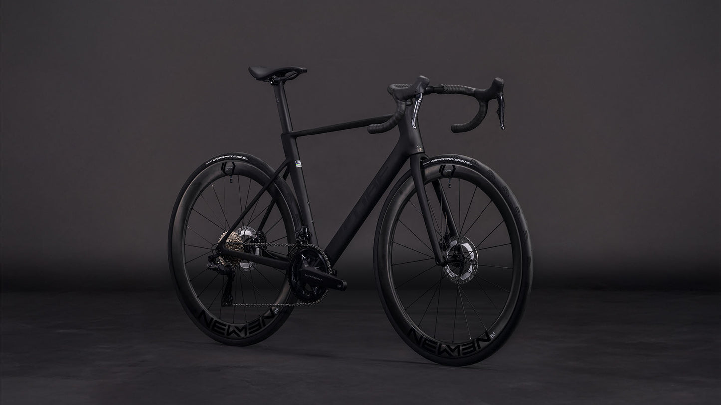 Produktbild: Cube Litening AIR C:68X Race blackline, Schrägansicht (schwarzer Hintergrund)