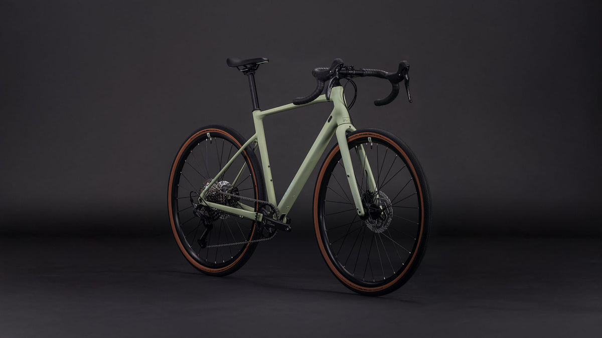 Produktbild: Cube Nuroad Pro pea´n´grey, Schrägansicht (schwarzer Hintergrund)