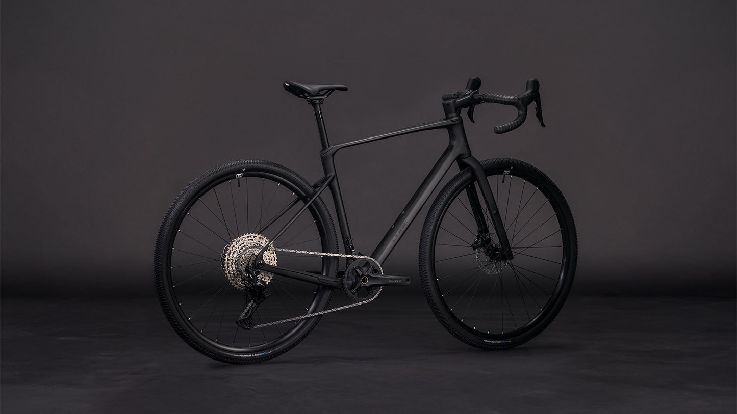 Produktbild: Cube Nuroad C:62 ONE blackline, Schrägansicht (schwarzer Hintergrund)