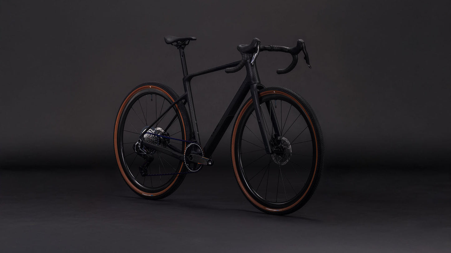 Produktbild: Cube Nuroad C:62 EXC carbon´n´crisscross, Schrägansicht (schwarzer Hintergrund)