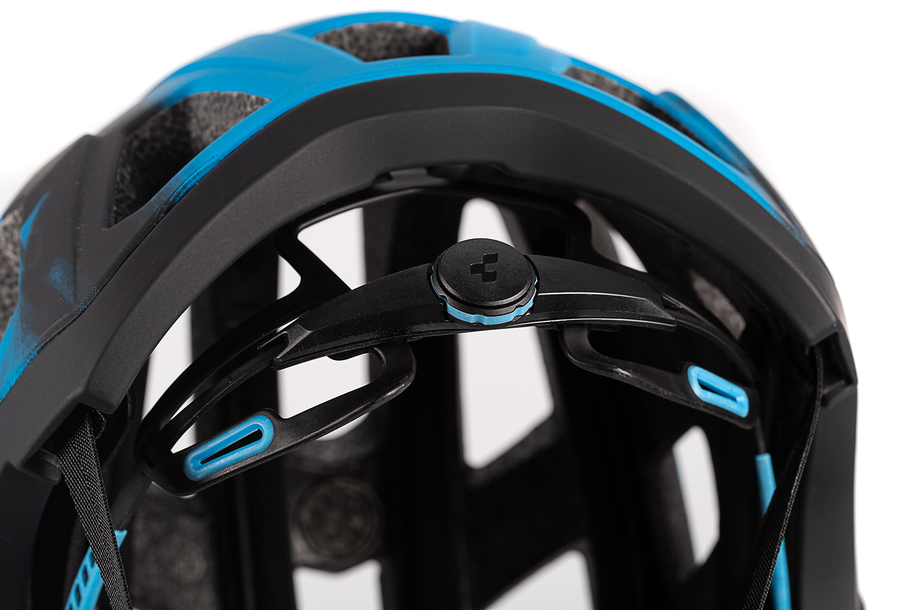 Nahaufnahme des inneren Einstellrads und der Riemen eines schwarz-blauen Cube Helm BADGER / MTB Enduro Helm, mit Hervorhebung der Stützstruktur und der Polsterung.