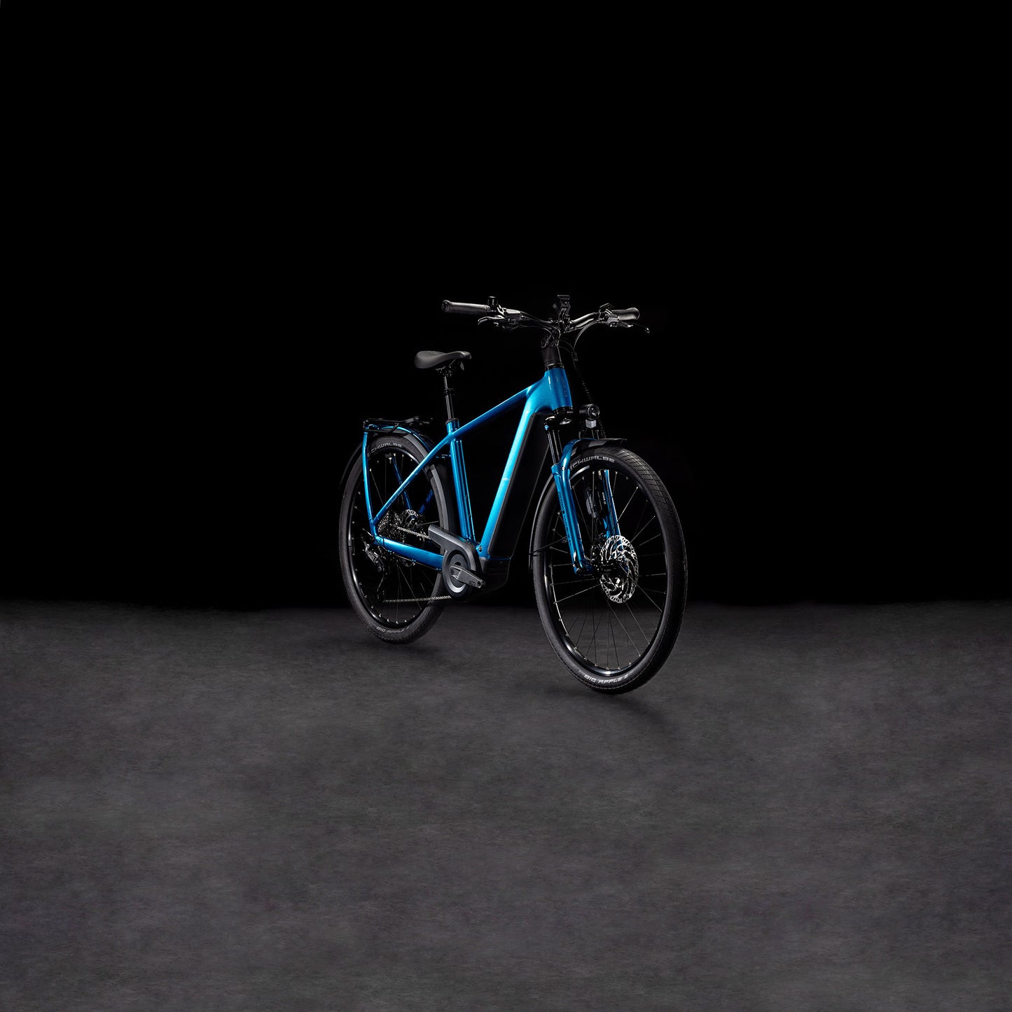 Das CUBE Kathmandu Hybrid EX 800 electricblue´n´chrome 2025 mit stabilem Rahmen, dicken Reifen und hydraulischen Scheibenbremsen wird vor einem dunklen, minimalistischen Hintergrund präsentiert.