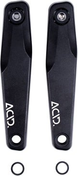 Zwei schwarze ACID Kurbel E-MTB Trekking Hybrid / Mini-ISIS Kurbelarme von ACID, mit "ACID" Etiketten, werden nebeneinander gezeigt. Die Befestigungsschrauben befinden sich an der Oberseite jedes Arms; die Pedallöcher sind an der Unterseite. Darunter befindet sich jeweils ein kleiner schwarzer Gummiring. Kompatibel mit Bosch Gen3.