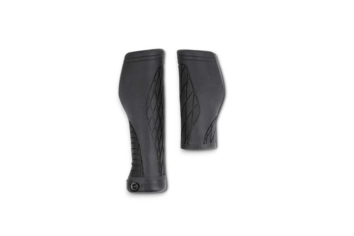 Zwei schwarze ergonomische Griffe RFR COMFORT Griffe L Rohloff / Nexus / Enviolo von RFR sind nebeneinander auf weißem Hintergrund abgebildet. Sie haben jeweils eine strukturierte Oberfläche für besseren Halt und eine Schraube am Ende des einen Griffs.