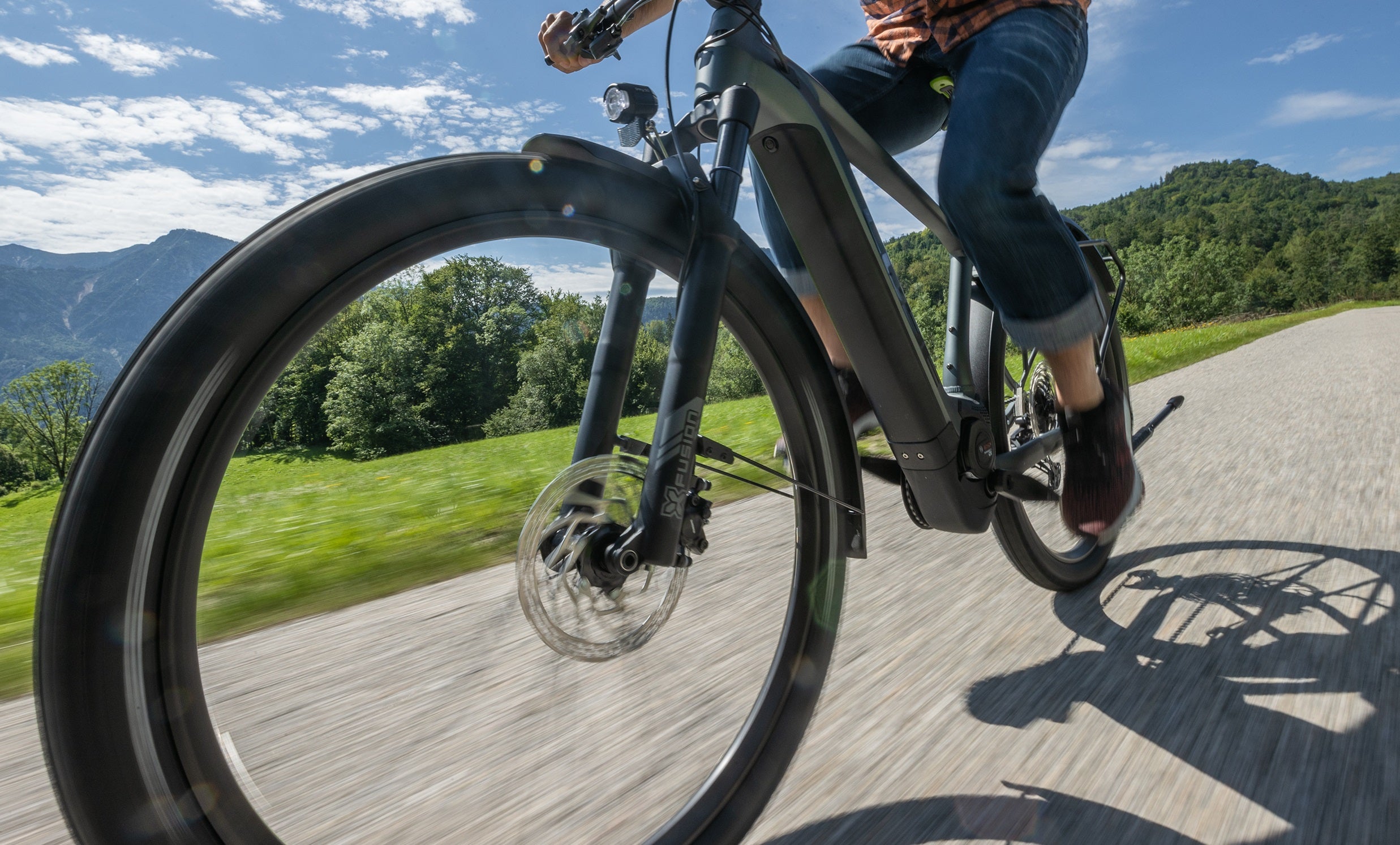 Fahrradschlauch und Reifen auf Werkstatttisch – Ersatzteile für jedes CUBE Bike