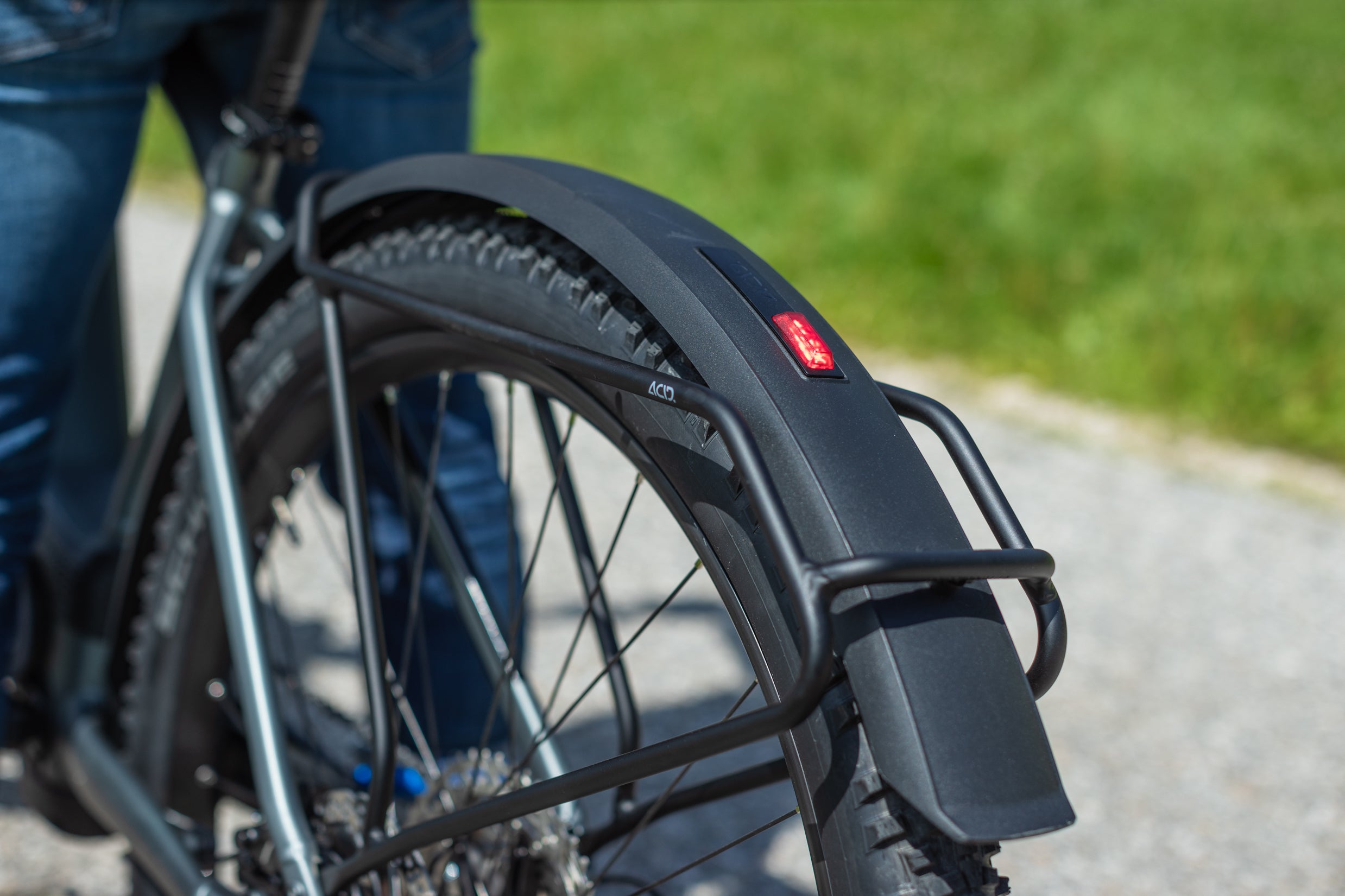 CUBE Fahrradteile sortiert auf Werkstatttisch – Komponenten von CUBE, ACID und RFR