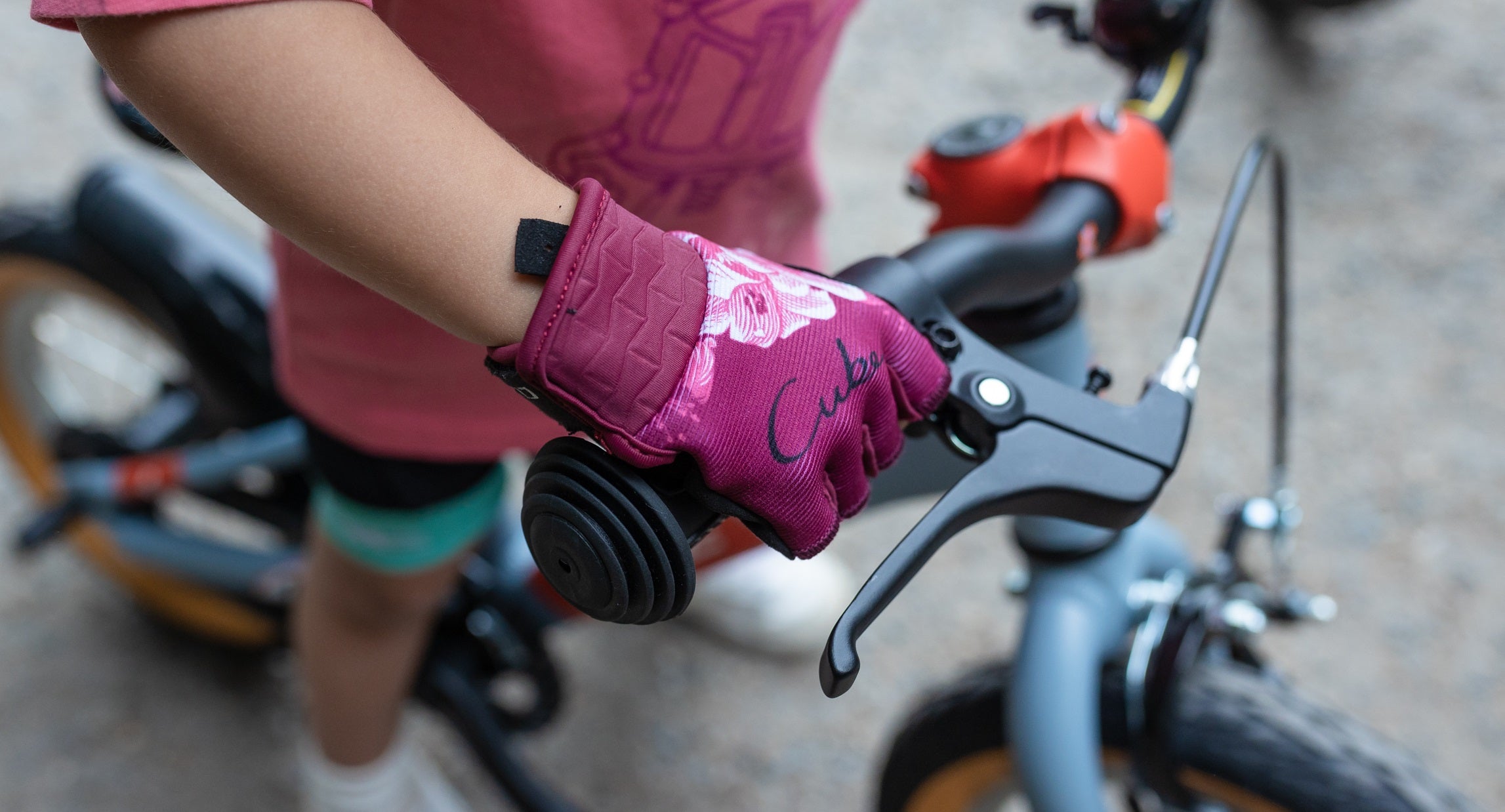 Fahrradhandschuh am Lenker – Kurzfinger-Handschuh mit Polsterung für besseren Grip