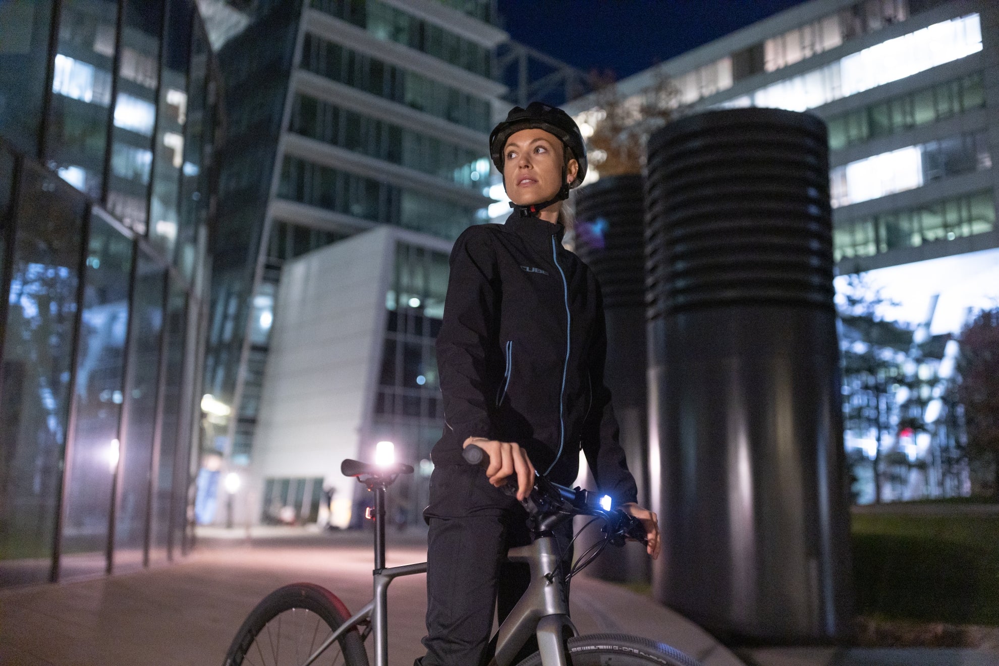 Fahrradjacke an Bikerin – wetterfeste Windbreaker und Thermojacke für jede Tour