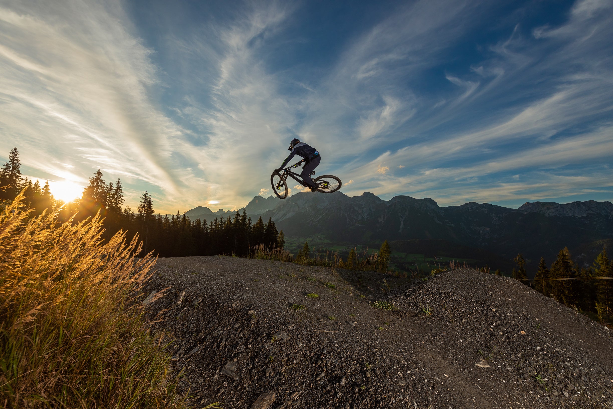 Fahrrad Protektor am Knie eines Mountainbikers – Knieschoner für Enduro und Downhill