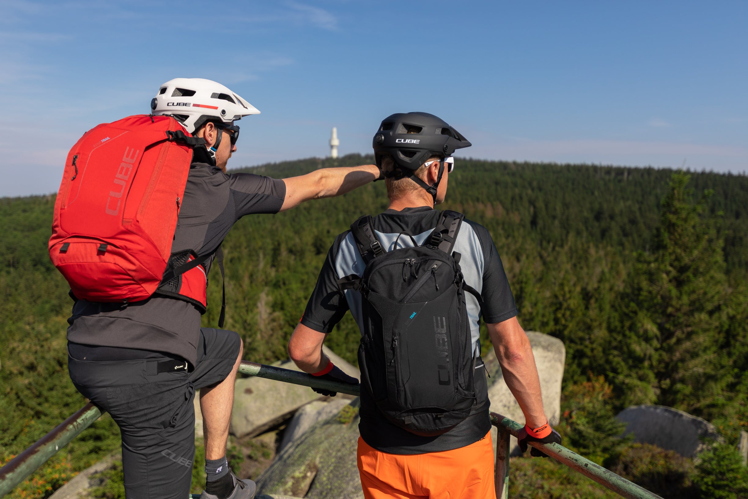 Fahrradrucksack auf dem Rücken eines Bikers – ergonomisch und atmungsaktiv für die Tour
