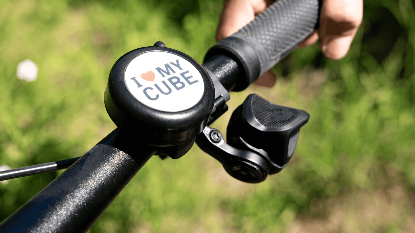 Fahrradklingel am Lenker – Nahaufnahme mit I love my CUBE Schriftzug