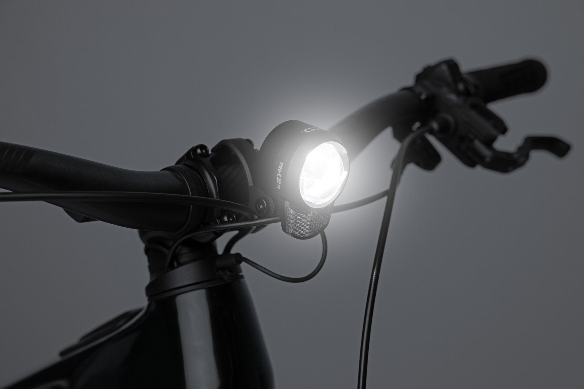 X-Connect Scheinwerfer am E-Bike-Lenker – leuchtendes Plug & Ride Bike-Licht