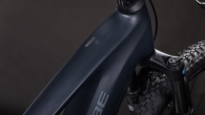 Nahaufnahme des mattschwarzen CUBE Stereo Hybrid ONE22 Pro 800 night'n'chrome 2026-Rahmens. Hervorzuheben sind das Oberrohr, die Federgabel und ein Teil der Stollenreifen - perfekt für ein E-Mountainbike mit Bosch CX-Antrieb.