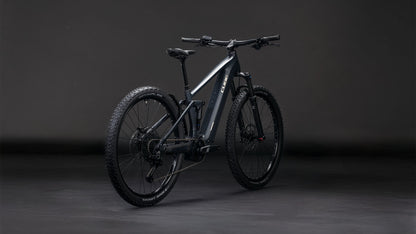 Das CUBE Stereo Hybrid ONE22 Pro 800 night'n'chrome 2026 Mountainbike verfügt über einen schwarz-verchromten Rahmen, robuste Reifen, eine fortschrittliche Kinematik-Federung und ein kantiges Design, das auf einem dunklen, nahtlosen Hintergrund dargestellt wird.
