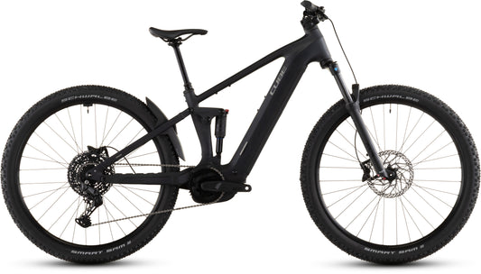 Das CUBE Stereo Hybrid ONE22 Pro 800 night'n'chrome 2026 E-Mountainbike ist mit dicken Reifen, Zentralakku, CUBE Kinematik, Bosch CX-Antrieb, Scheibenbremsen und Vollfederung in mattem Schwarz ausgestattet, hier im Profil auf weißem Grund.