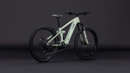 Das CUBE Stereo Hybrid ONE22 Pro 800 stonegrey'n'black 2026 E-Mountainbike, ausgestattet mit dicken, robusten Reifen, einem stabilen Rahmen und Bosch CX Antrieb, wird auf einem dunklen Hintergrund mit Seiten- und Heckwinkeln gezeigt.
