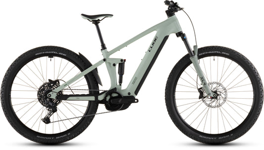 Ein steingraues, schwarzes Cube Stereo Hybrid ONE22 Pro 800 Elektro-Mountainbike von CUBE mit dicken Reifen, Bosch CX-Antrieb, Vollfederung, Scheibenbremsen und einem am Rahmen montierten Zentralakku, seitlich auf weißem Hintergrund abgebildet.