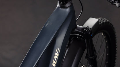 Nahaufnahme des Cube Stereo Hybrid ONE22 Pro 800 FE night'n'chrome 2026 E-Bikes von CUBE. Zu sehen sind das mattschwarze Oberrohr, die Vordergabel, der Bosch CX Motor, ein Teil des Lenkers und der Federung sowie das CUBE Logo auf dunklem Hintergrund.