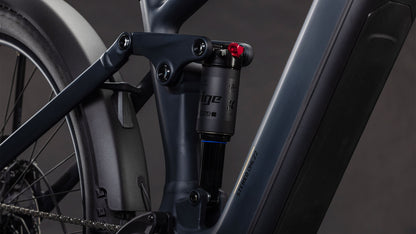 Nahaufnahme der Hinterradaufhängung des CUBE Stereo Hybrid ONE22 Pro 800 FE night'n'chrome 2026, die den Stoßdämpfer, den matten dunkelgrauen Rahmen, die technischen Komponenten und den leistungsstarken Bosch CX Motor zeigt.