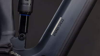 Nahaufnahme des CUBE Stereo Hybrid ONE22 Pro 800 FE night'n'chrome 2026 Rahmens, die einen Teil der Hinterradaufhängung und den integrierten Bosch CX Motor vor einem dunklen Hintergrund zeigt.