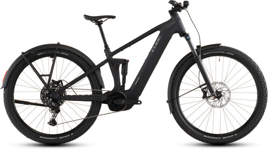 Das CUBE Stereo Hybrid ONE22 Pro 800 FE night'n'chrome 2026 ist ein schwarzes Elektro-Mountainbike mit großen Reifen, Schutzblechen vorne und hinten, einem robusten Rahmen und einem im Unterrohr integrierten 800-Wh-Akku, im Profil auf weißem Grund.
