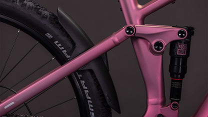 Nahaufnahme des CUBE Stereo Hybrid ONE22 Race 800 shiftblush'n'black 2026-Rahmens mit RockShox-Hinterradfederung, Smart Sam-Hinterradreifenprofil und schwarzem Kunststoffschutzblech über dem Rad.