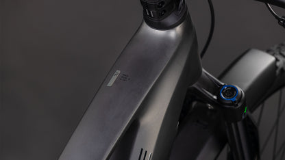 Nahaufnahme des mattschwarzen Rahmens des CUBE Stereo Hybrid ONE22 Race 800 FE slabgrey'n'chrome 2026 E-Bikes, die das minimalistische Design mit Lenker- und Gabeldetails vor einem dunklen Hintergrund hervorhebt.