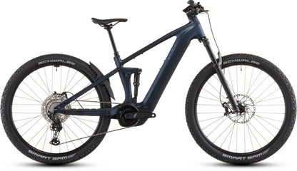 Das CUBE Stereo Hybrid ONE22 SLX 800 indigoblue'n'blue 2026 ist ein mattdunkelblaues E-Fully-Elektro-Mountainbike mit dicken Reifen, Shimano XT-Schaltung, Federgabel, Bosch CX-Motor und Scheibenbremsen, dargestellt in der Seitenansicht auf weißem Grund.