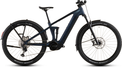 Das CUBE Stereo Hybrid ONE22 SLX 800 FE indigoblue'n'blue 2026 Elektro-Mountainbike verfügt über einen Bosch CX-Mittelmotor, Vorder- und Hinterradfederung, breite Stollenreifen und Schutzbleche. Abgebildet im Seitenprofil vor weißem Hintergrund.