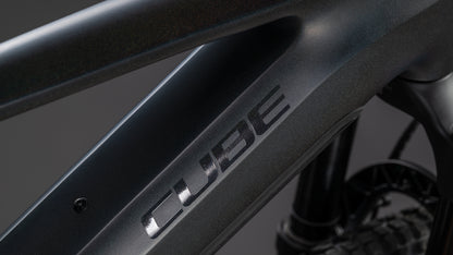 Nahaufnahme des CUBE Stereo Hybrid ONE22 SLT 800 prizmblack'n'black 2026 Rahmens in mattschwarz, mit auffälligem "CUBE"-Schriftzug, glattem, kantigem Design und leistungsstarkem Bosch CX Antrieb für beste E-Mountainbike-Performance.