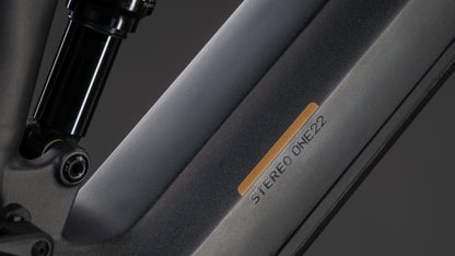 Nahaufnahme eines Cube Stereo Hybrid ONE22 SLT 800 in prizmblack'n'black, die das CUBE Branding auf dem Metallrahmen mit Federung und Bosch CX Antriebssystem zeigt.