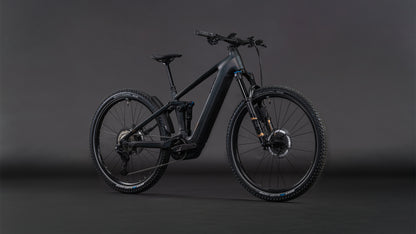 Das CUBE Stereo Hybrid ONE22 SLT 800 prizmblack'n'black 2026, ein schnittiges schwarzes E-Mountainbike mit dicken Reifen, Vollfederung, Bosch CX Antrieb, Shimano XT Di2 Teilen und Scheibenbremsen, steht vor einem dunklen, nahtlosen Hintergrund.