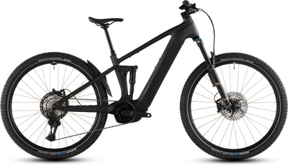 Das CUBE Stereo Hybrid ONE22 SLT 800 prizmblack'n'black 2026 E-Mountainbike verfügt über dicke Stollenreifen, Vorder- und Hinterradfederung, Scheibenbremsen, einen schlanken Rahmen und einen Bosch CX Antrieb - hier in der Seitenansicht vor weißem Hintergrund.