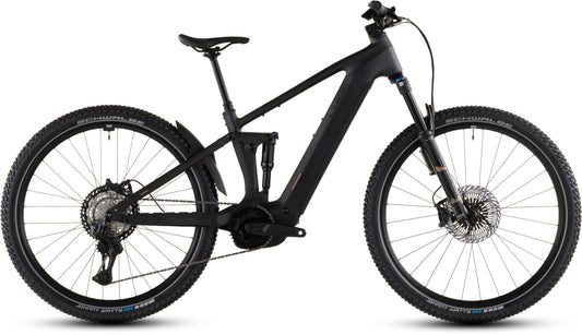 Das CUBE Stereo Hybrid ONE22 SLT 800 prizmblack'n'black 2026 E-Mountainbike verfügt über dicke Stollenreifen, Vorder- und Hinterradfederung, Scheibenbremsen, einen schlanken Rahmen und einen Bosch CX Antrieb - hier in der Seitenansicht vor weißem Hintergrund.