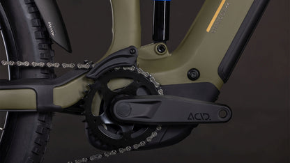 Nahaufnahme der Kurbelgarnitur und des Antriebs des CUBE Stereo Hybrid ONE44 Pro 800 dustyolive'n'gold 2026 mit Bosch CX Motor, Shimano XT Schaltung, Kette, Pedalen und mattem olivgrünem und schwarzem Rahmen vor dunklem Hintergrund.