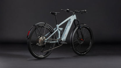 Das CUBE Stereo Hybrid ONE44 Pro 800 FE vulcan'n'orange 2026 E-Bike verfügt über dicke schwarze Reifen, einen Bosch CX-Motor, Scheibenbremsen, eine sichtbare Schaltung, ein hinteres Schutzblech und einen schlanken Rahmen auf dunklem Hintergrund.