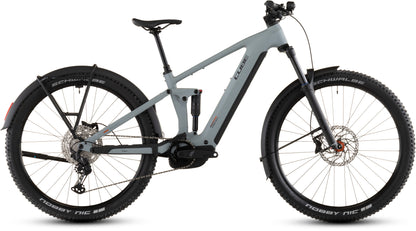 Ein CUBE Stereo Hybrid ONE44 Pro 800 FE E-Bike in vulcan'n'orange 2026, ausgestattet mit Vollfederung, Bosch CX-Motor, Schwalbe-Reifen, Scheibenbremsen, Schutzblechen und einem im Unterrohr integrierten Akku, dargestellt von der Seite auf weißem Hintergrund.