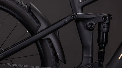 Die Nahaufnahme des CUBE Stereo Hybrid ONE44 EX 800 blackline 2026 zeigt den mattschwarzen Rahmen, die Hinterradfederung mit RockShox-Dämpfer, den Bosch CX-Antrieb und das Schutzblech oberhalb des Rades.