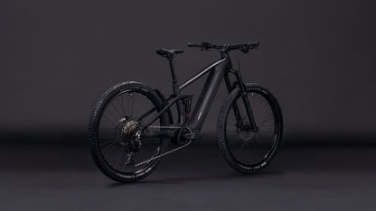 Das CUBE Stereo Hybrid ONE44 EX 800 blackline 2026 E-Bike ist schräg vor einem dunklen Hintergrund abgebildet. Die dicken Reifen und die Vollfederung unterstreichen sein modernes, mattschwarzes und robustes Design.