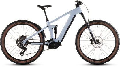 Das CUBE Stereo Hybrid ONE44 EX 800 iceblue'n'prism 2026 E-MTB verfügt über einen eleganten eisblauen Rahmen, eine schwarze Federung, Schwalbe-Reifen mit braunen Felgen und einen leistungsstarken Bosch CX-Antrieb, hier im Seitenprofil vor weißem Hintergrund.
