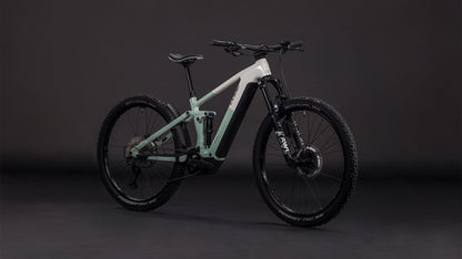 Das CUBE Stereo Hybrid ONE44 EXC 800 desertstone'n'driedherbs 2026 verfügt über einen stylischen zweifarbigen Rahmen, dicke Reifen, Fox 36 Float AWL Federgabel, Shimano XT Scheibenbremsen, vor einem dunklen Hintergrund.