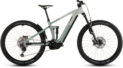 Das CUBE Stereo Hybrid ONE44 EXC 800 desertstone'n'driedherbs 2026 ist ein modernes vollgefedertes E-Mountainbike mit Desertstone-Rahmen, schwarzem Lenker, Knobby-Reifen und nahtlos integriertem Bosch CX Motor und 800 Wh PowerTube Akku.