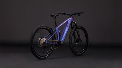 Das CUBE Stereo Hybrid ONE44 EXC 800 blueiris'n'black 2026 Elektro-Mountainbike mit robustem Rahmen, dicken Reifen, Bosch CX-Motor und zentralem Akku wird vor einem dunklen, nahtlosen Hintergrund gezeigt.