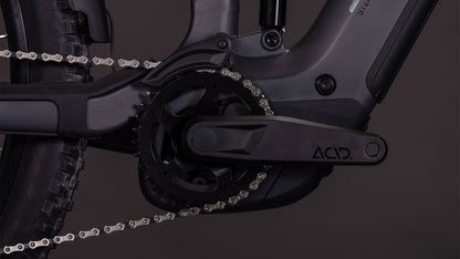 Eine Nahaufnahme der Kette am CUBE Stereo Hybrid ONE44 EXC 800 FE irongrey'n'chrome 2026 zeigt die nahtlose Integration mit dem leistungsstarken Bosch CX Motor.