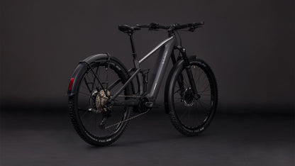 Das CUBE Stereo Hybrid ONE44 EXC 800 FE in irongrey'n'chrome (2026) ist ein E-Bike mit dicken Reifen, Scheibenbremsen, hinterem Schutzblech, sichtbarer Schaltung und einem leistungsstarken Bosch CX-Motor - dargestellt vor einem dunklen Studiohintergrund.